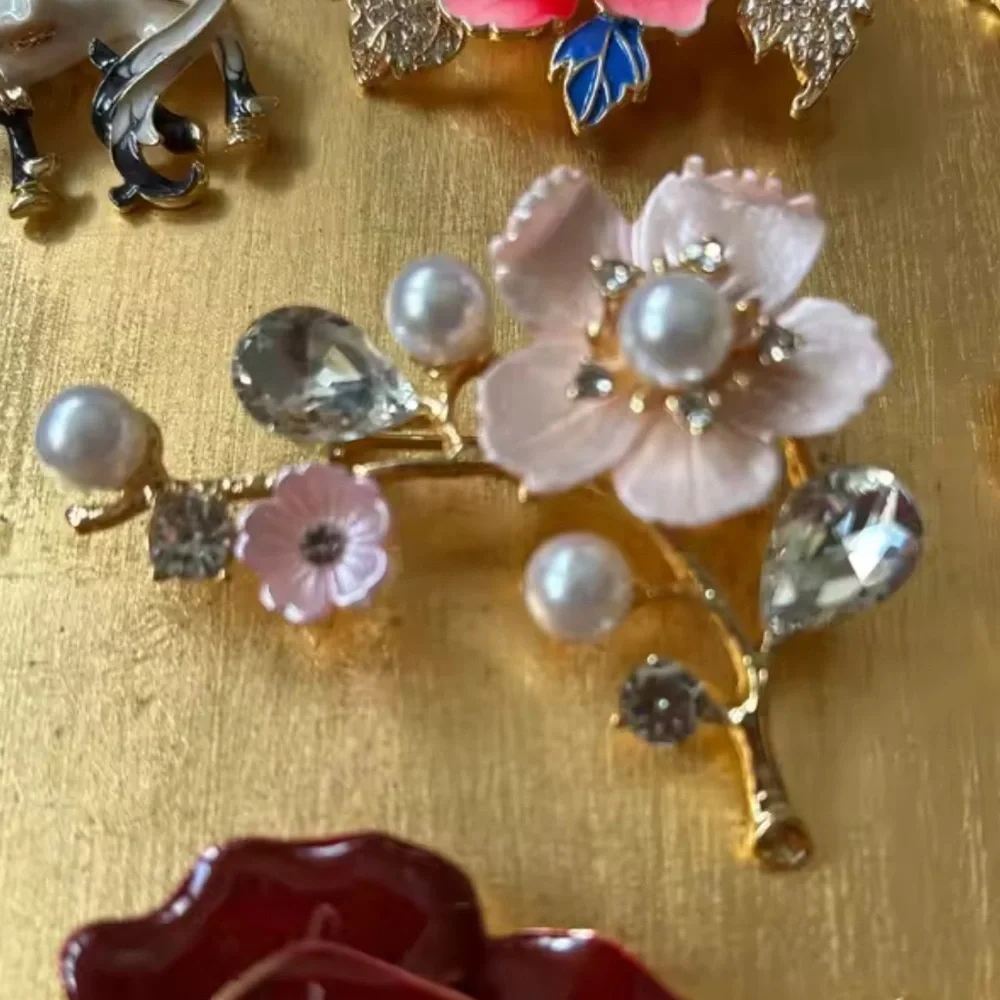 Stunning Blush Pink Floral Brooch ✨ Pearl Crystal Luxury Pin